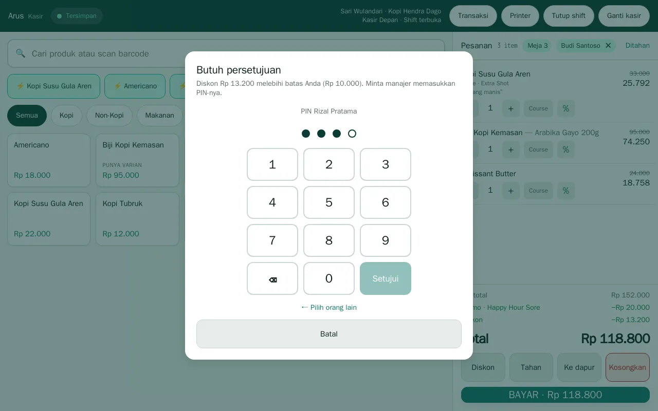 Manajer memasukkan PIN untuk menyetujui diskon